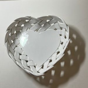 White heart ceramic basket